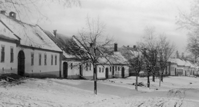 Pohled od kostela sv. Václava směrem k dolnímu konci (1935).