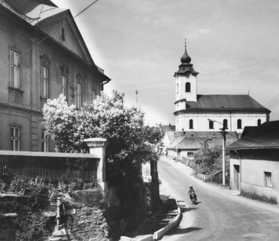 Dominanty obce fara a kostel sv. Václava (1988).