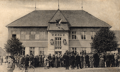Slavnostní otevření nové školní budovy. (1928).