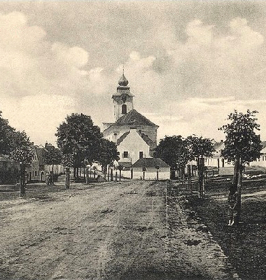 Stará škola ještě s hospodářským zázemím. (Před 1920)