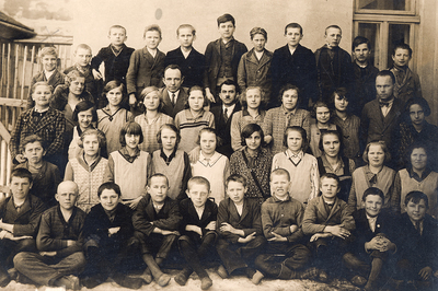 1.-3. třída měšťanské školy, uprostřed ředitel Promberger. (1933)