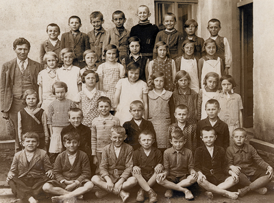 1.-3. třída obecné školy, vlevo učitel Vítek. (1935)