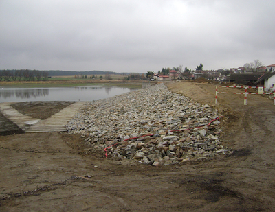 Oprava hráze Veselského rybníka. (2010)