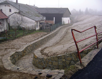 Oprava hráze Veselského rybníka. (2010)