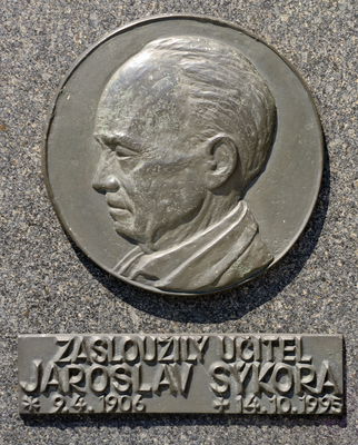 Plaketa učitele J. Sýkory.
