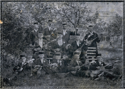 Soubor tamburášů – hráčů na balkánskou loutnu – založil kolem roku 1900 učitel Kudrna.